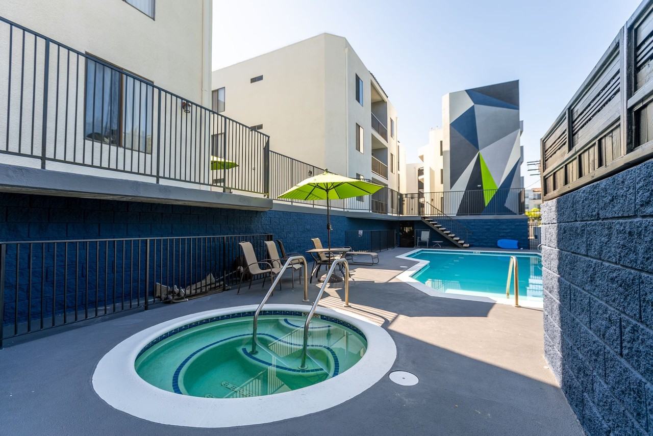 5235 Kester Ave - Photo 4 of 8