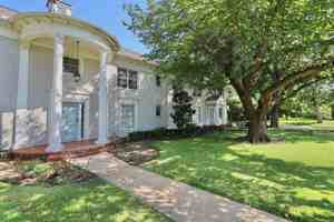 featured image of 6202 Gaston Ave