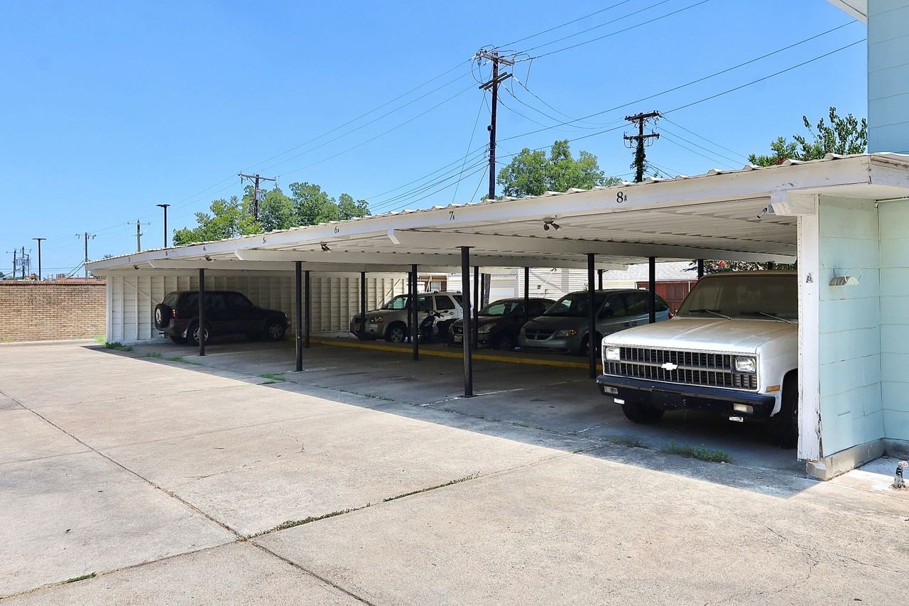 Lakewood Manor - Photo 4 of 39