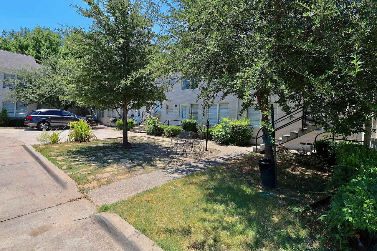 Lakewood Manor - Photo 5 of 39