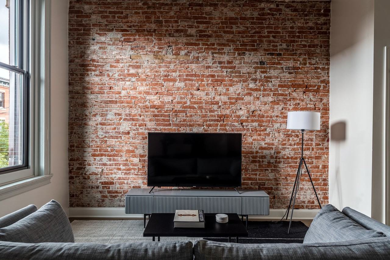 Luxury On Pine - Photo 3 of 34