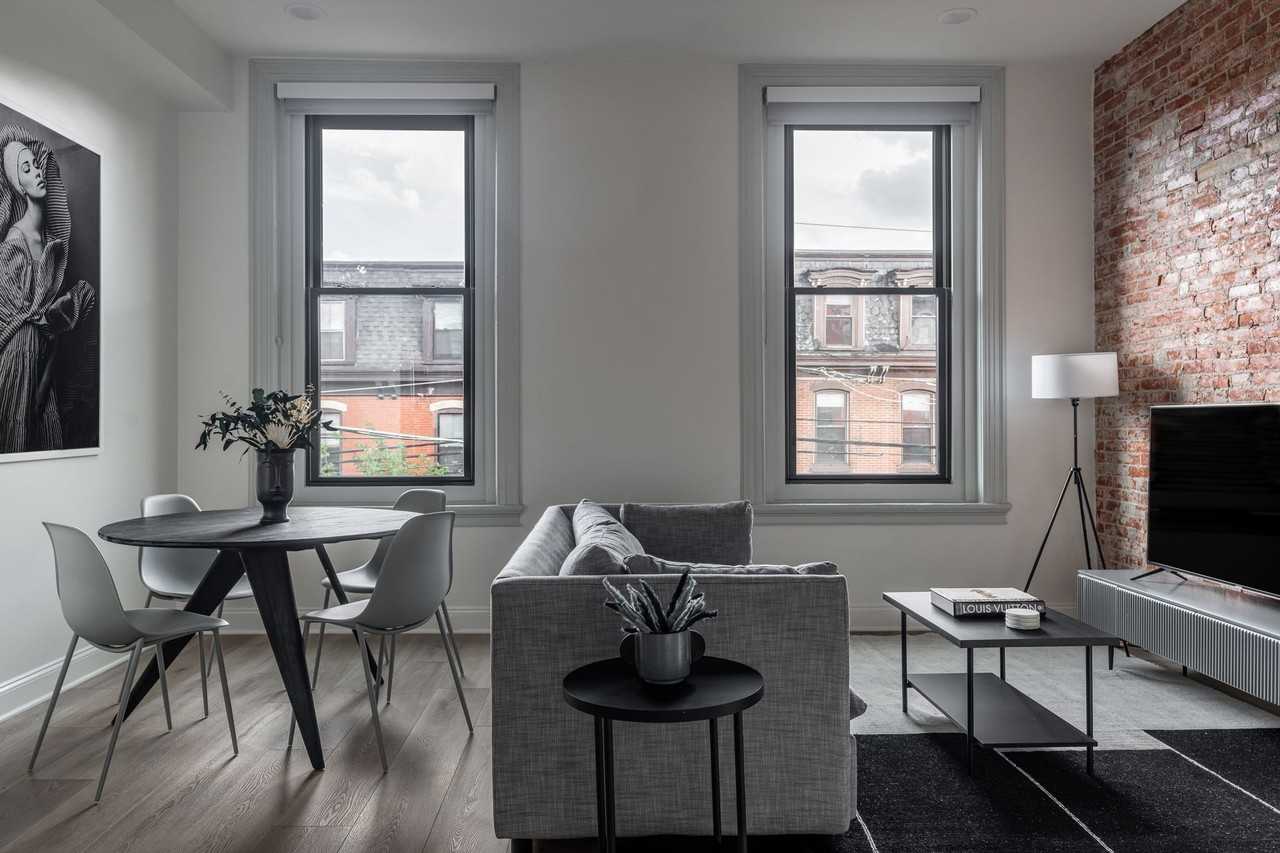 Luxury On Pine - Photo 4 of 50