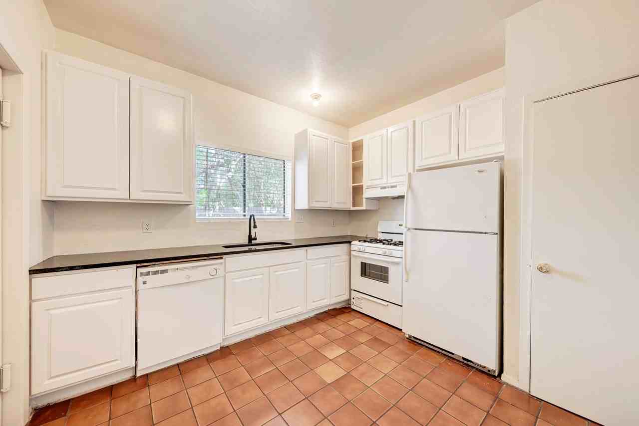 3102 Cedar - Photo 2 of 10