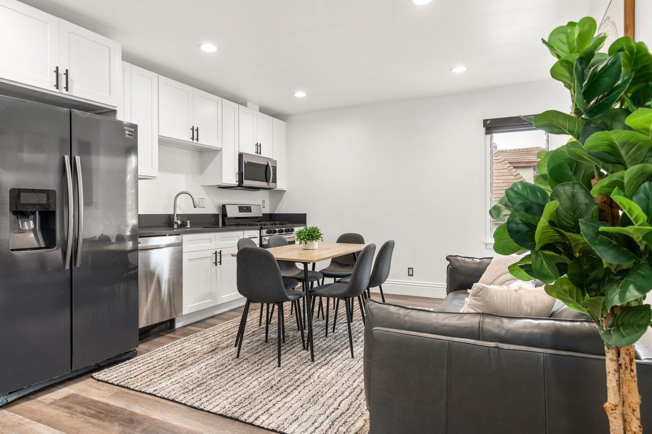 A 7 bedroom, 4 bathroom apartment with a dining/living room & a fully functional kitchen at 1515 Selby Ave. - Photo 2 of 50