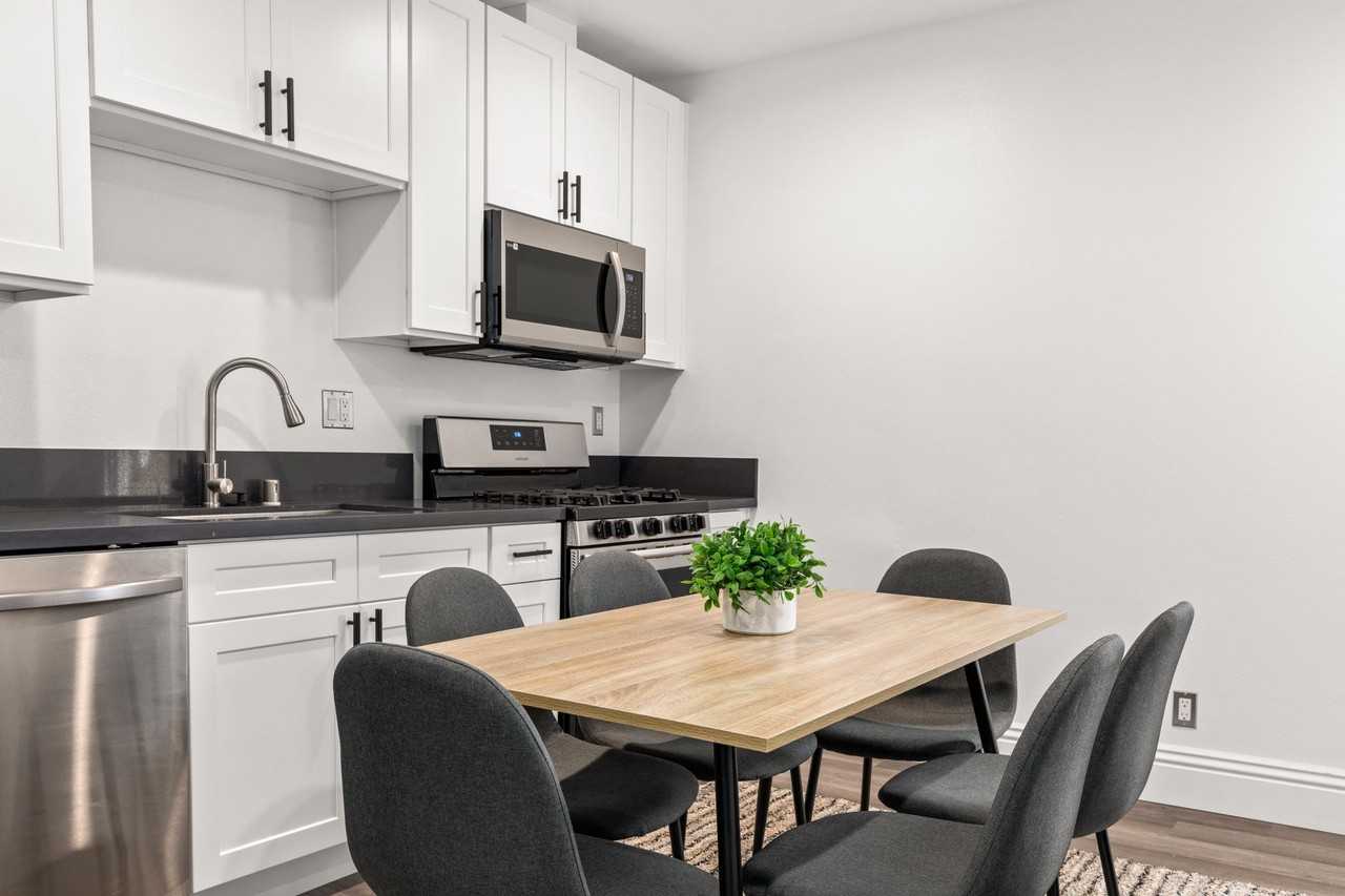 A 7 bedroom, 4 bathroom apartment with a dining/living room & a fully functional kitchen at 1515 Selby Ave. - Photo 3 of 50