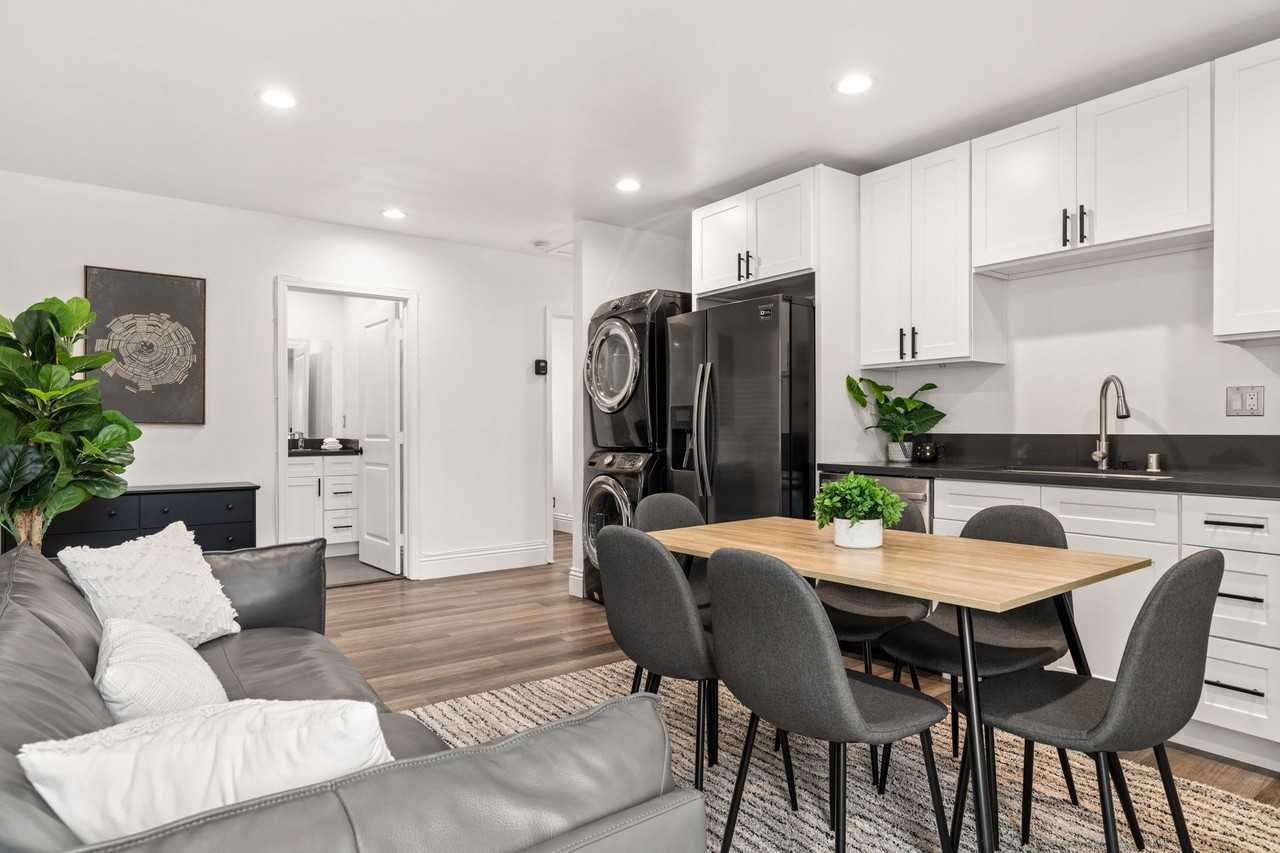 A 7 bedroom, 4 bathroom apartment with a dining/living room & a fully functional kitchen at 1515 Selby Ave. - Photo 6 of 50