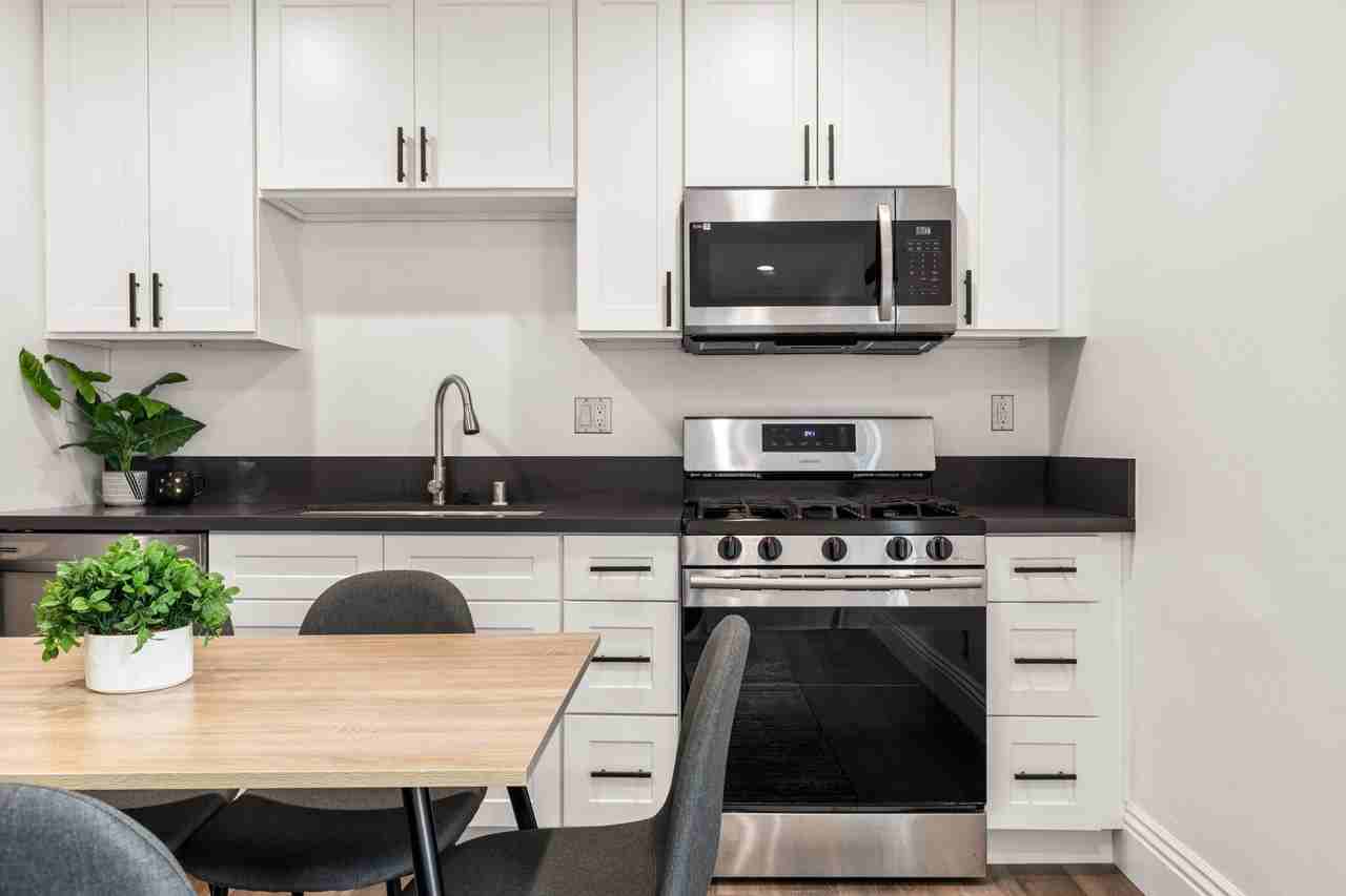 A 7 bedroom, 4 bathroom apartment with a dining/living room & a fully functional kitchen at 1515 Selby Ave. - Photo 7 of 50