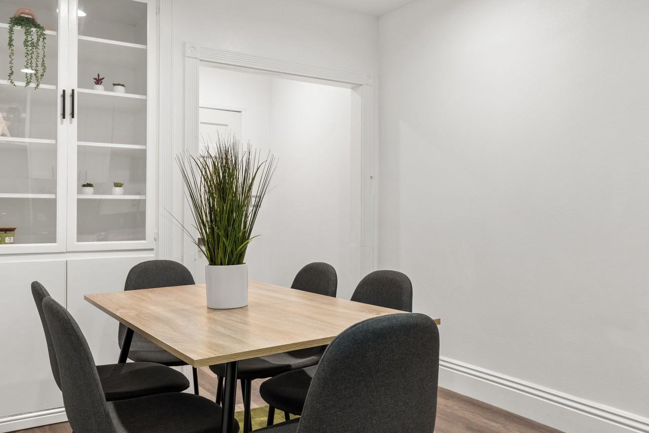 A 5 bedroom, 5 bathroom apartment with a dining/living room & a fully functional kitchen at 1517 Selby Ave. - Photo 2 of 46