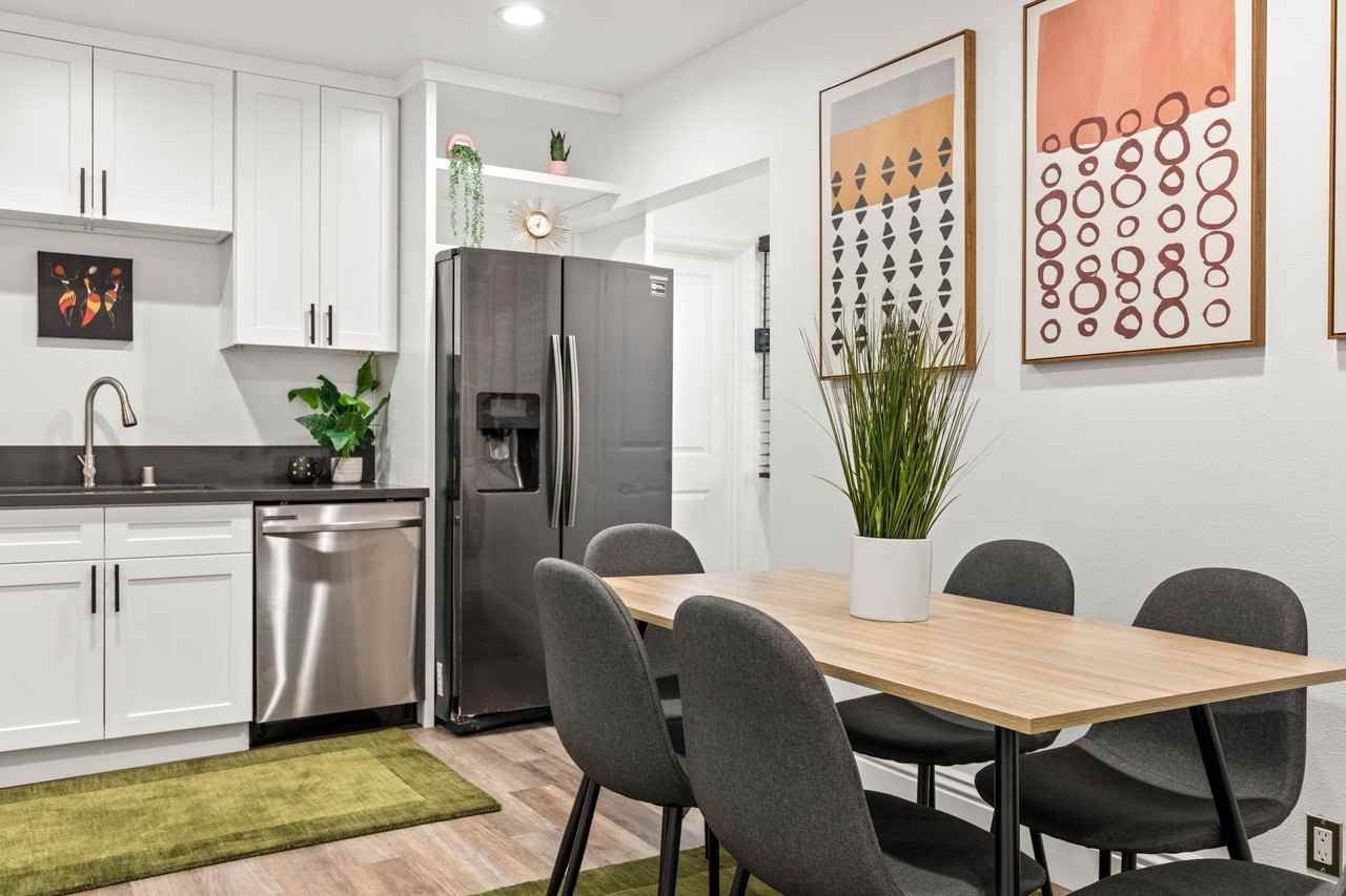 A 5 bedroom, 5 bathroom apartment with a dining/living room & a fully functional kitchen at 1517 Selby Ave. - Photo 4 of 46