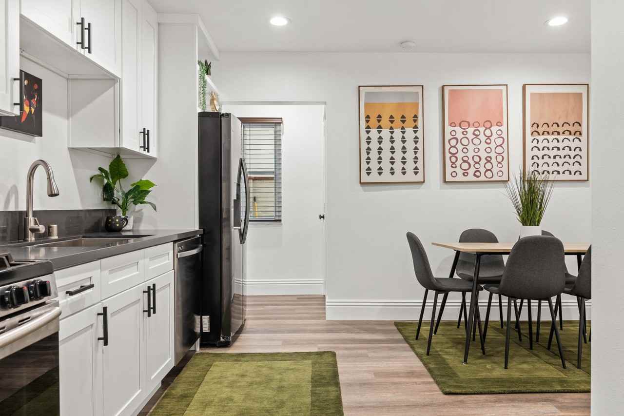 A 5 bedroom, 5 bathroom apartment with a dining/living room & a fully functional kitchen at 1517 Selby Ave. - Photo 6 of 46