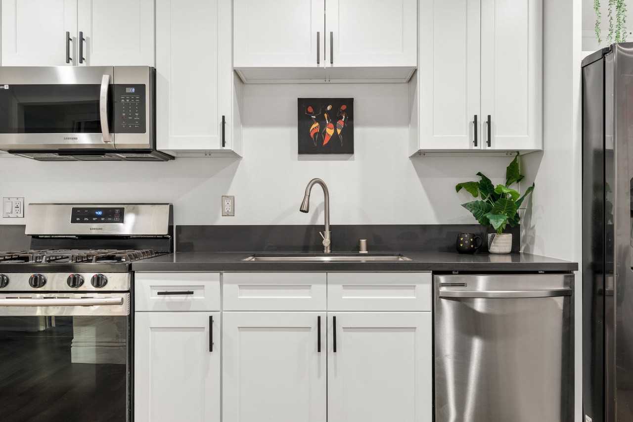 A 5 bedroom, 5 bathroom apartment with a dining/living room & a fully functional kitchen at 1517 Selby Ave. - Photo 7 of 46