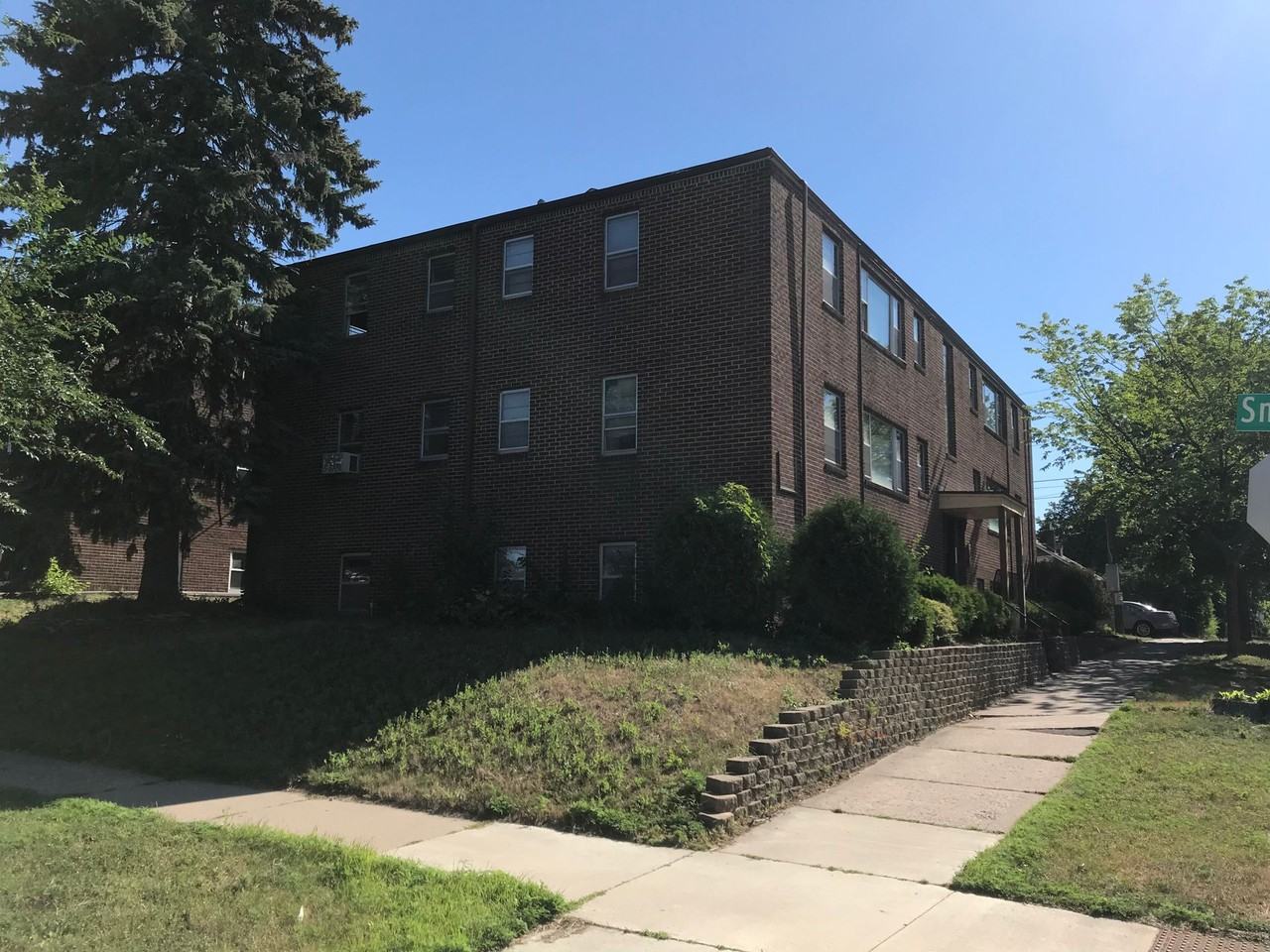 1573 Hartford Ave - Photo 3 of 5