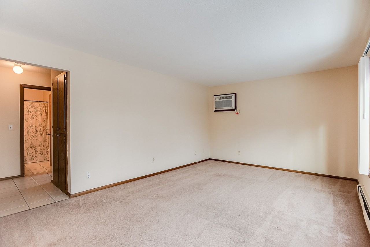 4052 Minnehaha Apartments - Photo 6 of 19