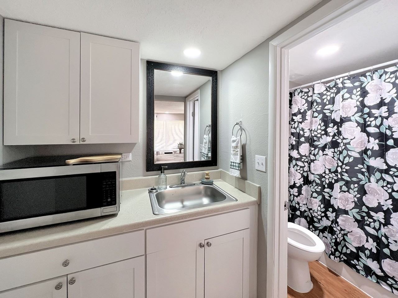 Flex Studio Apartments - Photo 6 of 8