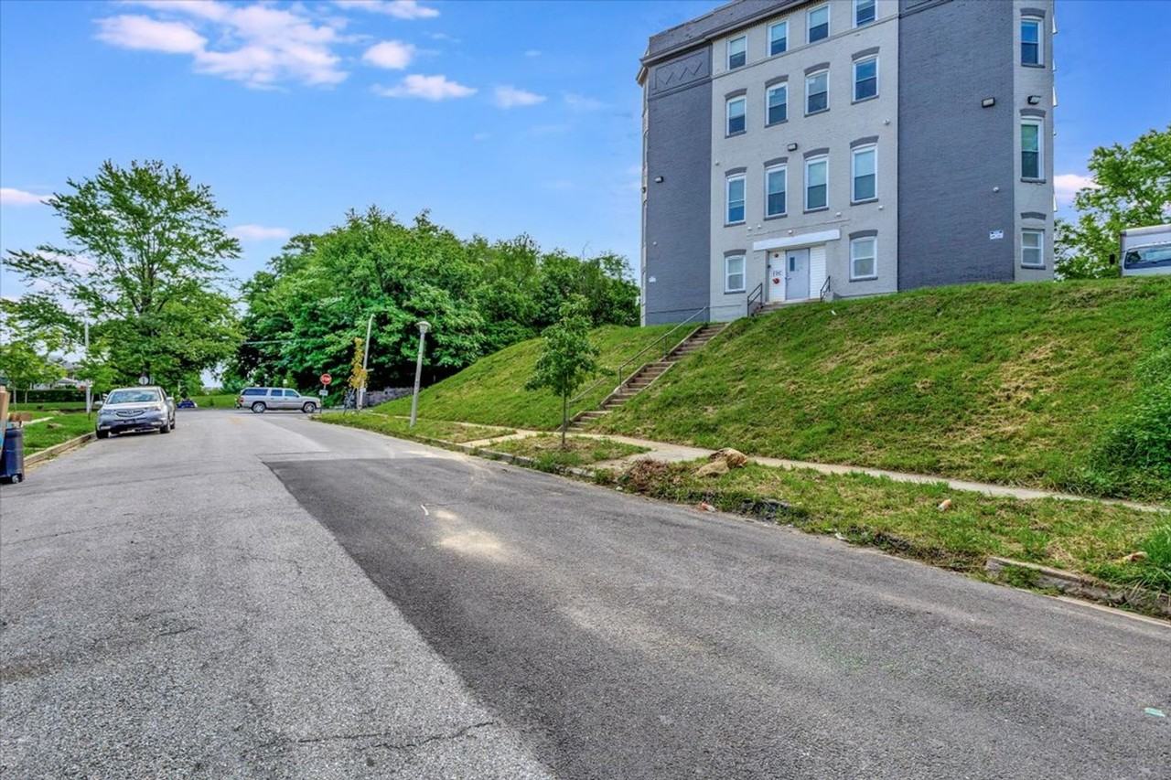 Elgin Manor Apartments - Photo 2 of 9