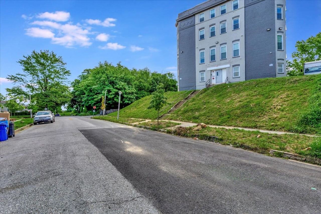 Elgin Manor Apartments - Photo 4 of 9