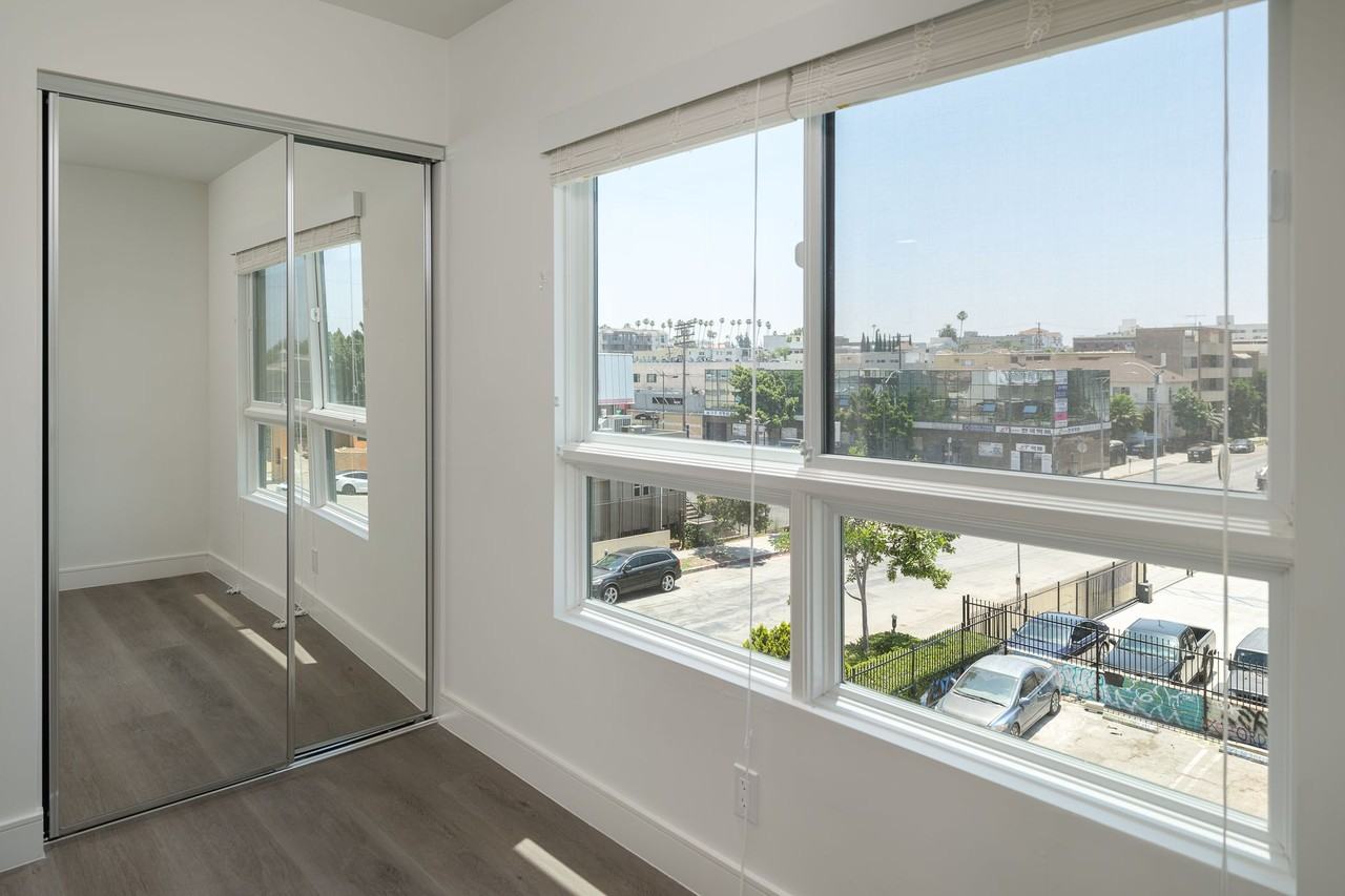 Spacious 2 Bed Townhouses! * BEST KOREATOWN LOCATION * washer & dryer * bidet - Photo 4 of 15