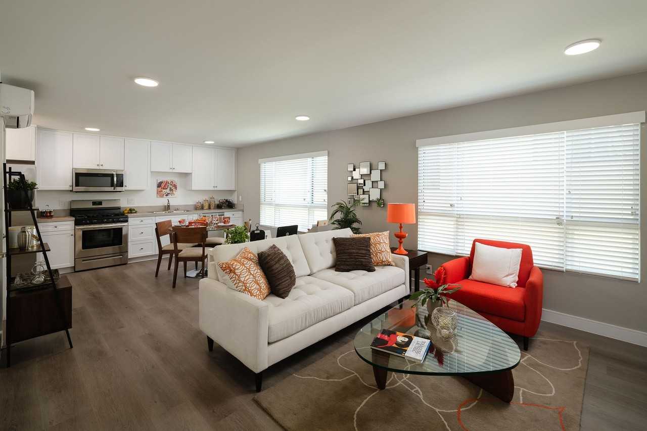 Spacious 2 Bed Townhouses! * BEST KOREATOWN LOCATION * washer & dryer * bidet - Photo 5 of 15