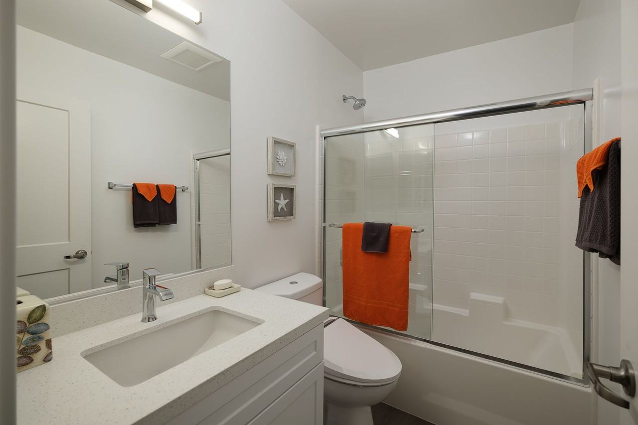 Spacious 2 Bed Townhouses! * BEST KOREATOWN LOCATION * washer & dryer * bidet - Photo 7 of 15