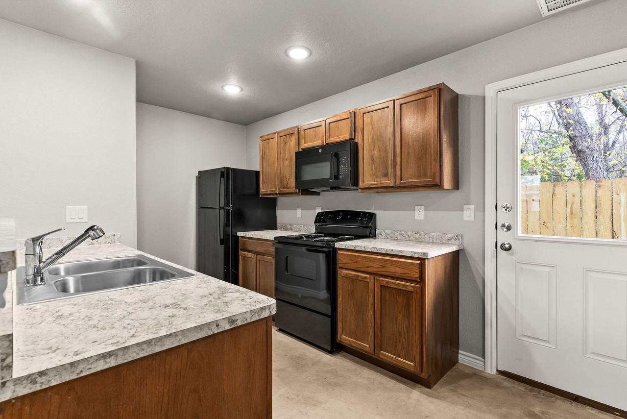 304 Blair St - Photo 6 of 15