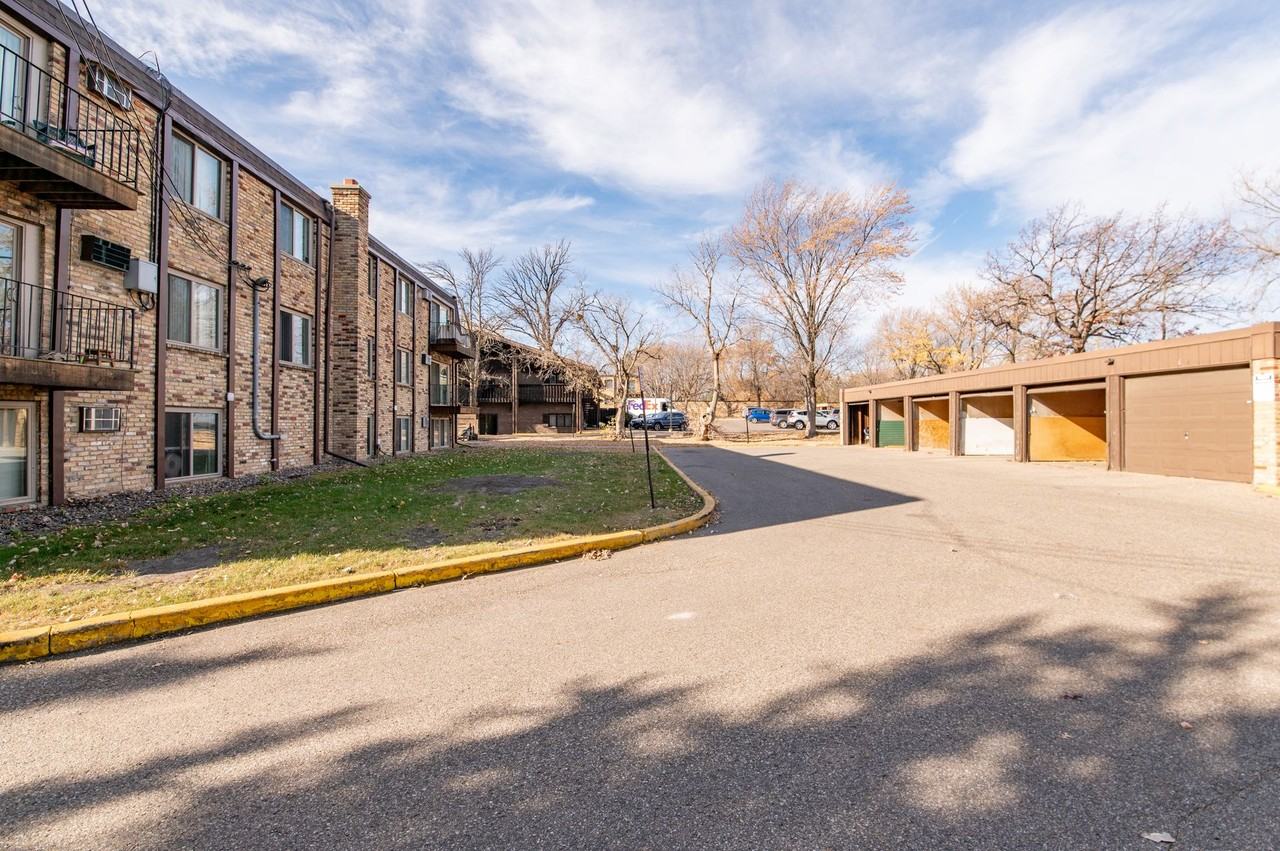 42nd Ave Apartment - Photo 3 of 7