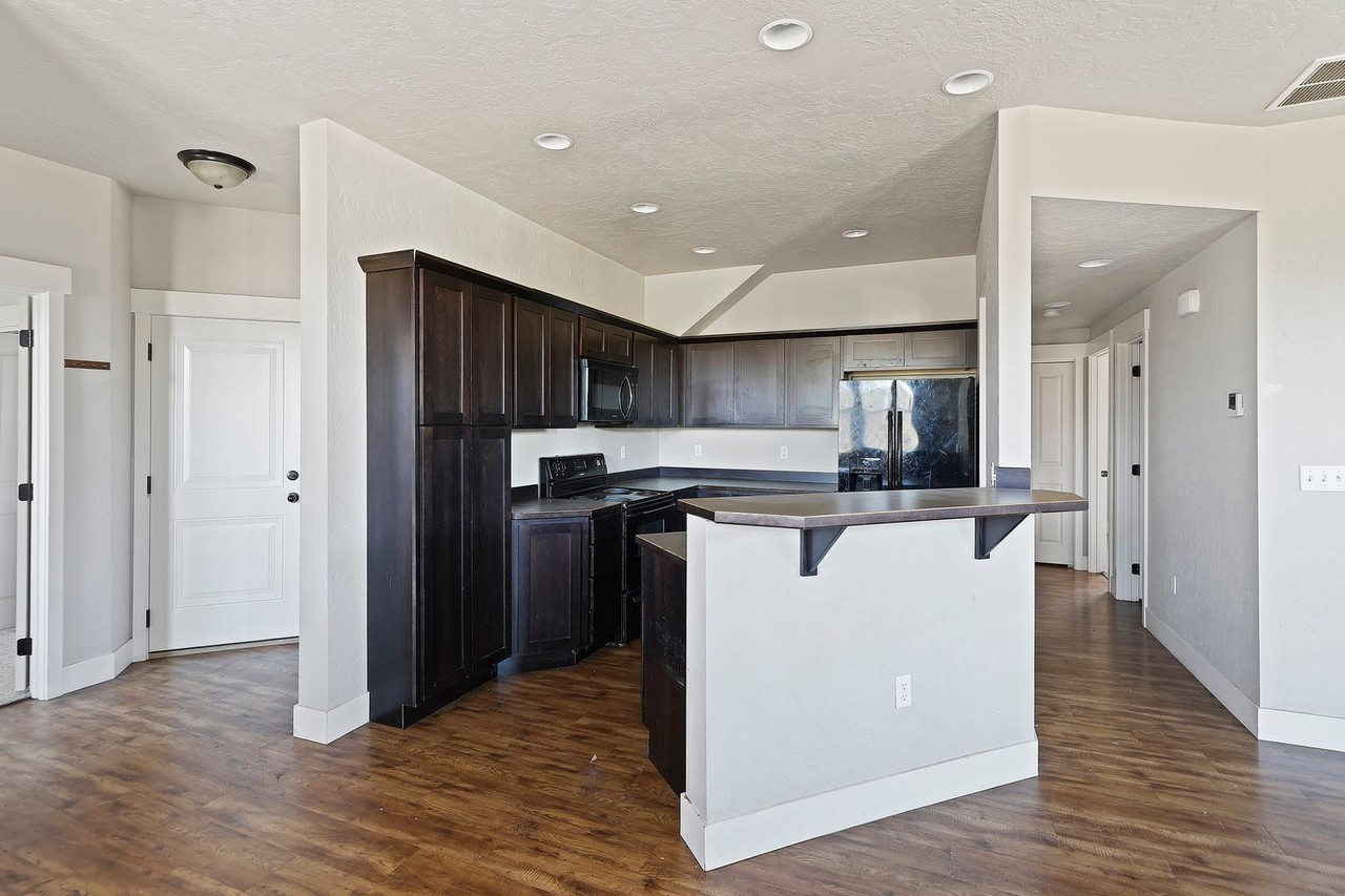 6 Bedroom Townhome - Photo 3 of 50