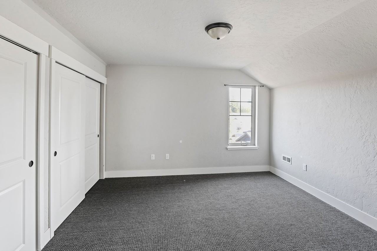 6 Bedroom Townhome - Photo 5 of 50