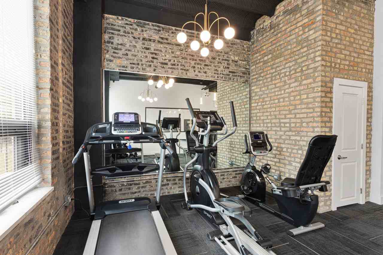 6026 N Winthrop - Photo 3 of 47