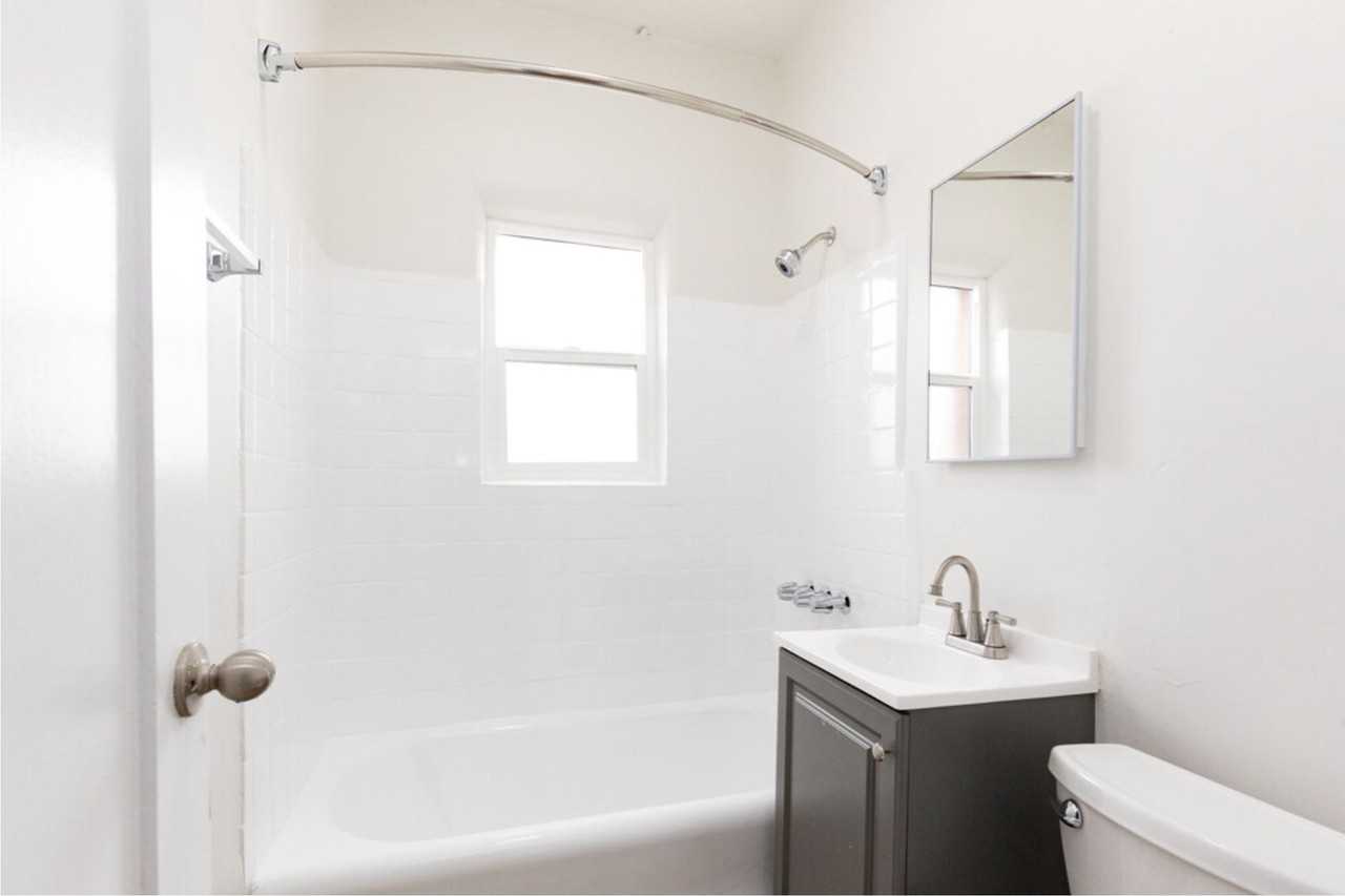 Charming Apartment in the Heart of Koreatown - Photo 2 of 13