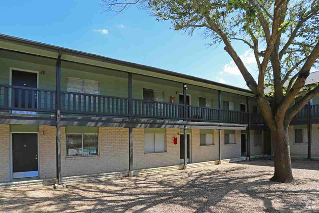 Robinson Manor Apartments - Photo 2 of 9