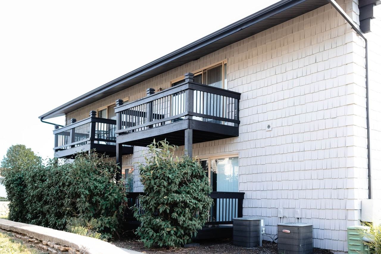 Renovated One Bedroom Apartment. ONE MONTH FREE IF YOU APPLY BEFORE JAN 25! - Photo 3 of 4