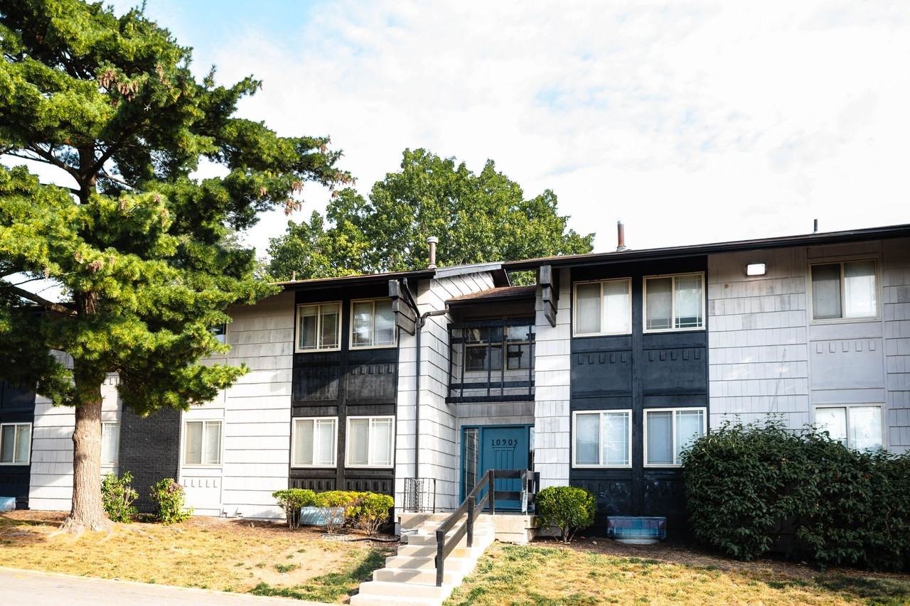 Renovated One Bedroom Apartment. ONE MONTH FREE IF YOU APPLY BEFORE JAN 25! - Photo 4 of 4