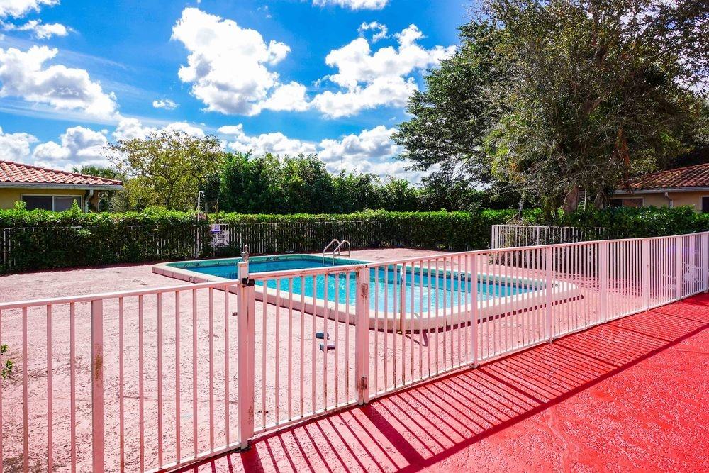 8430 NW 40th St Coral Springs, FL 33065 - Photo 2 of 13