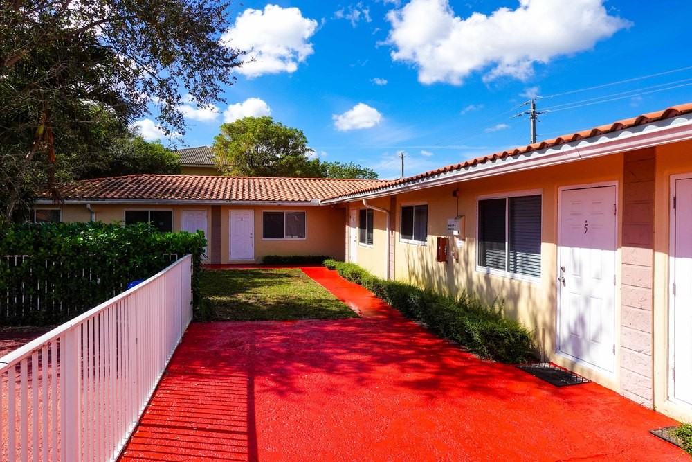 8430 NW 40th St Coral Springs, FL 33065 - Photo 3 of 13