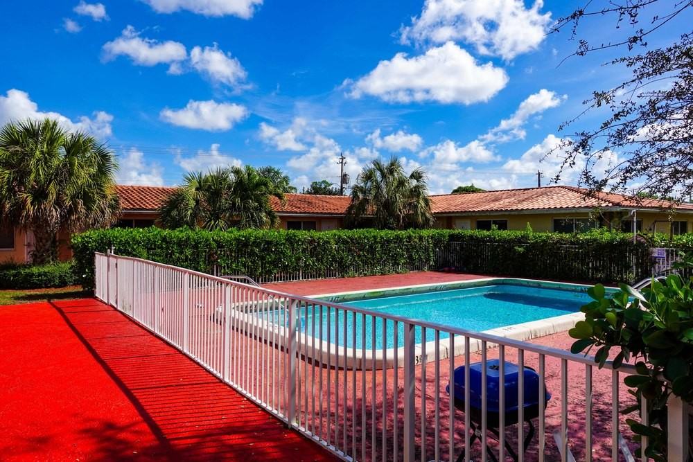 8430 NW 40th St Coral Springs, FL 33065 - Photo 4 of 13