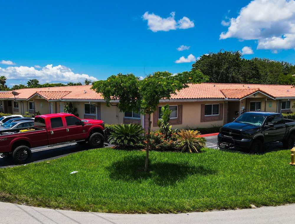 8430 NW 40th St Coral Springs, FL 33065 - Photo 2 of 8