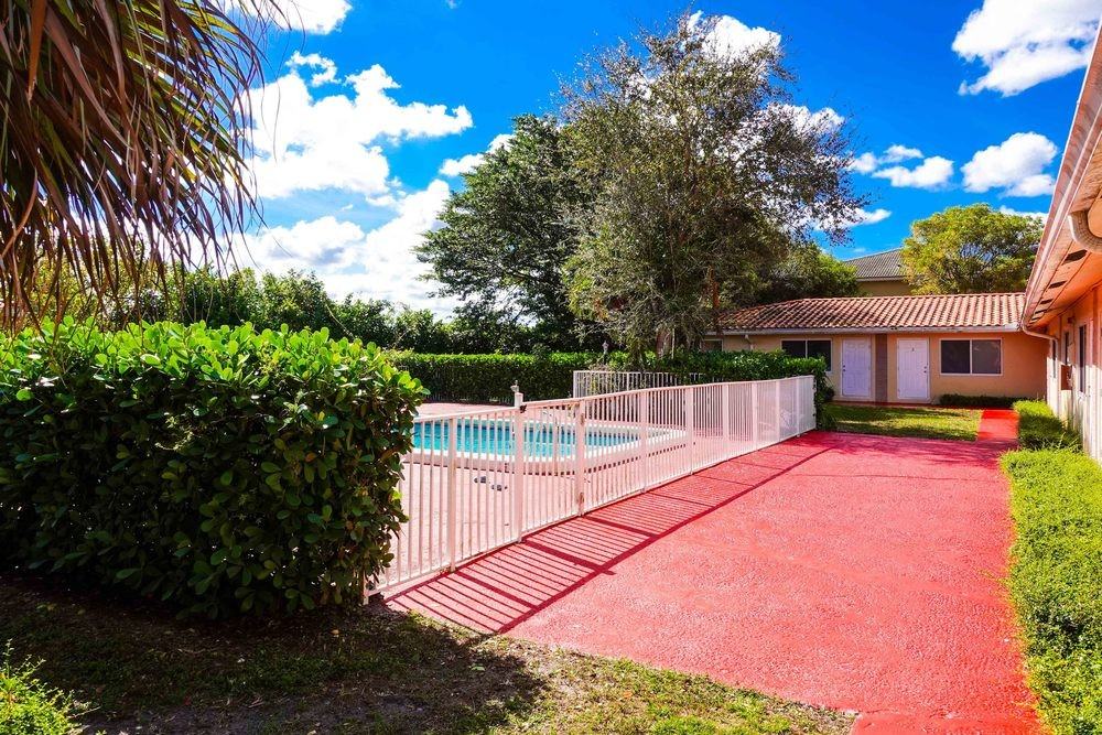 8430 NW 40th St Coral Springs, FL 33065 - Photo 3 of 8