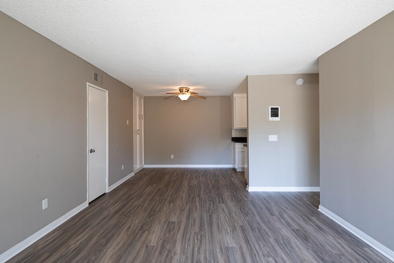 Royal Village Apartments - Photo 4 of 23