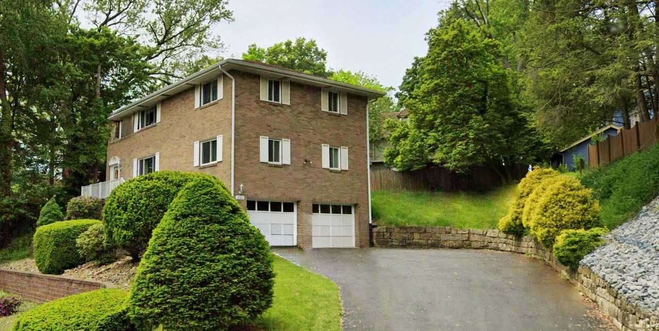 Large two bedroom duplex in Ben Avon on Tree Apartments 121 Ridge Ave, Bellevue, PA