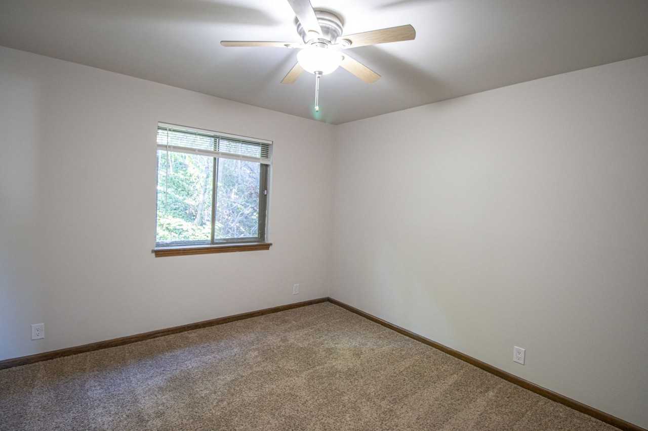 Cliffside Manor - Photo 6 of 21