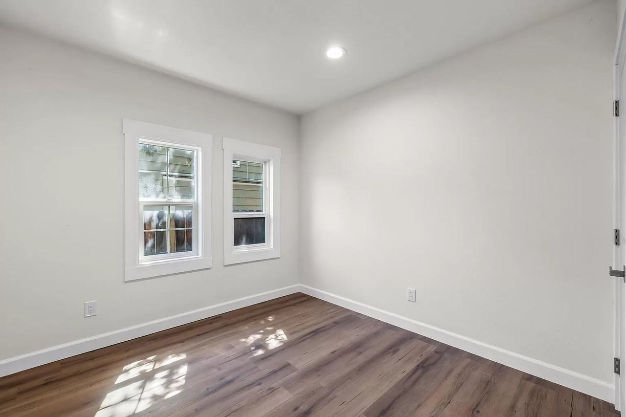 PG-0000 | 202 & 208 NE Juniper St - Photo 3 of 19