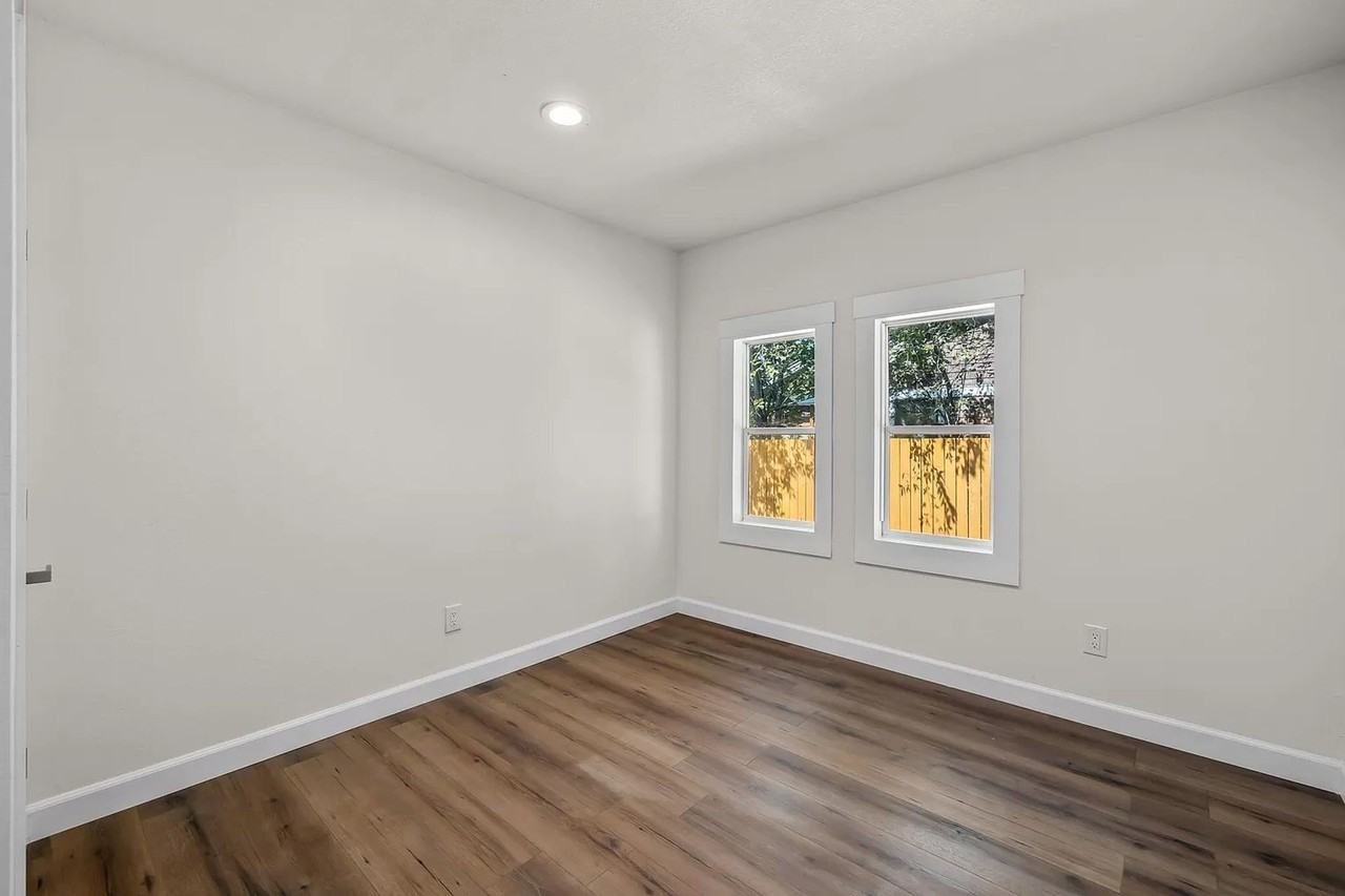 PG-0000 | 202 & 208 NE Juniper St - Photo 4 of 19