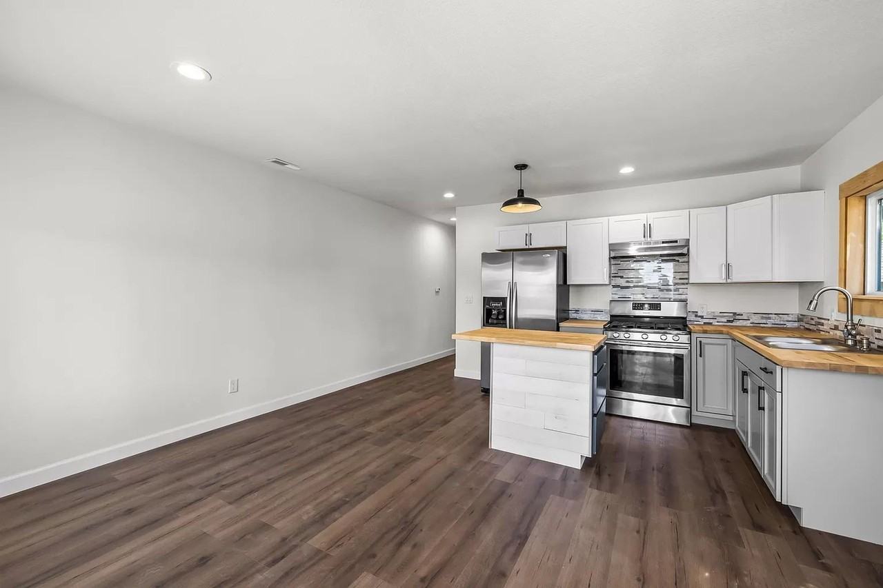 PG-0000 | 202 & 208 NE Juniper St - Photo 5 of 19