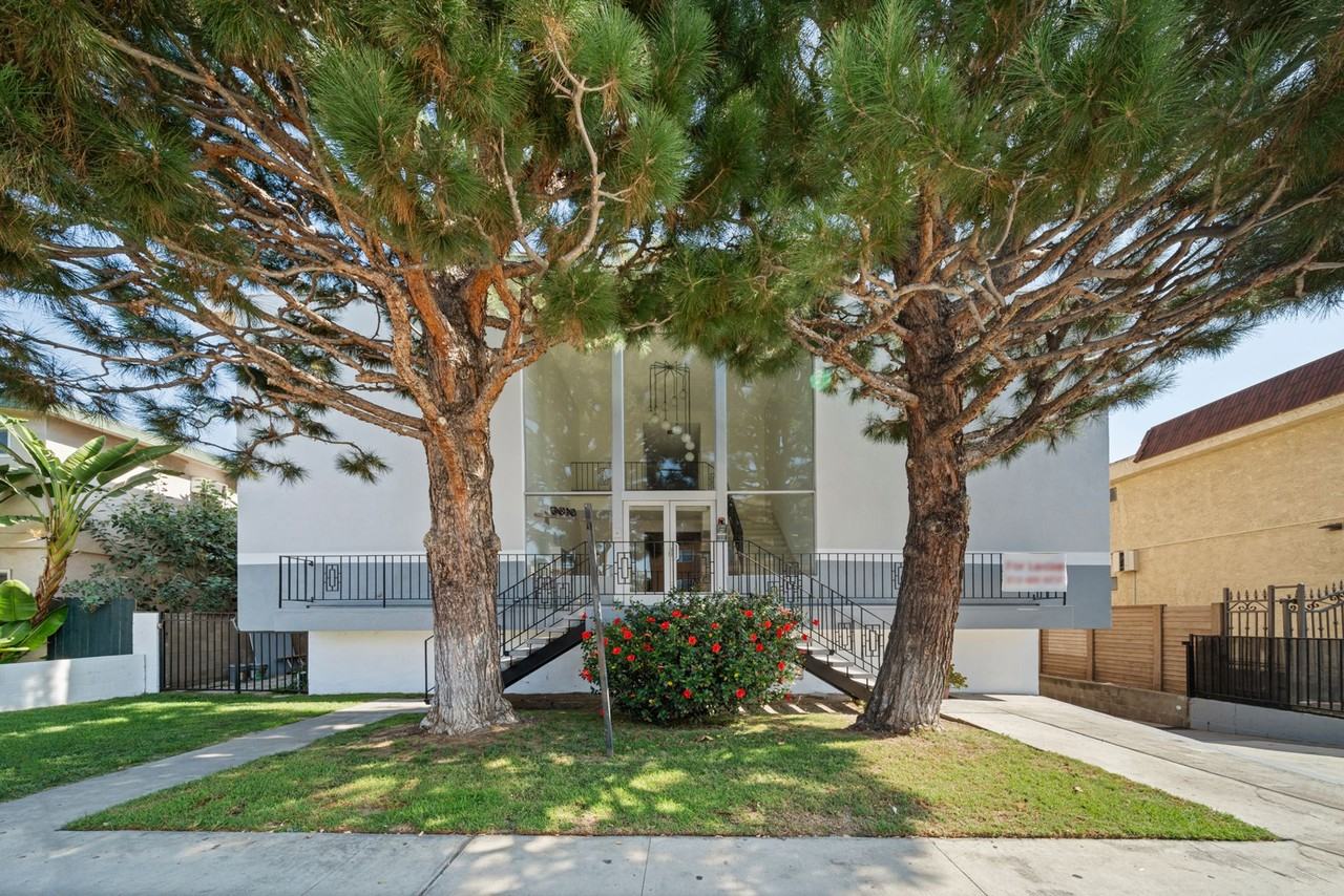 BEAUTIFUL REMODELED 1 AND 2 BEDROOM UNITS IN PRIME LOCATION - Photo 2 of 32