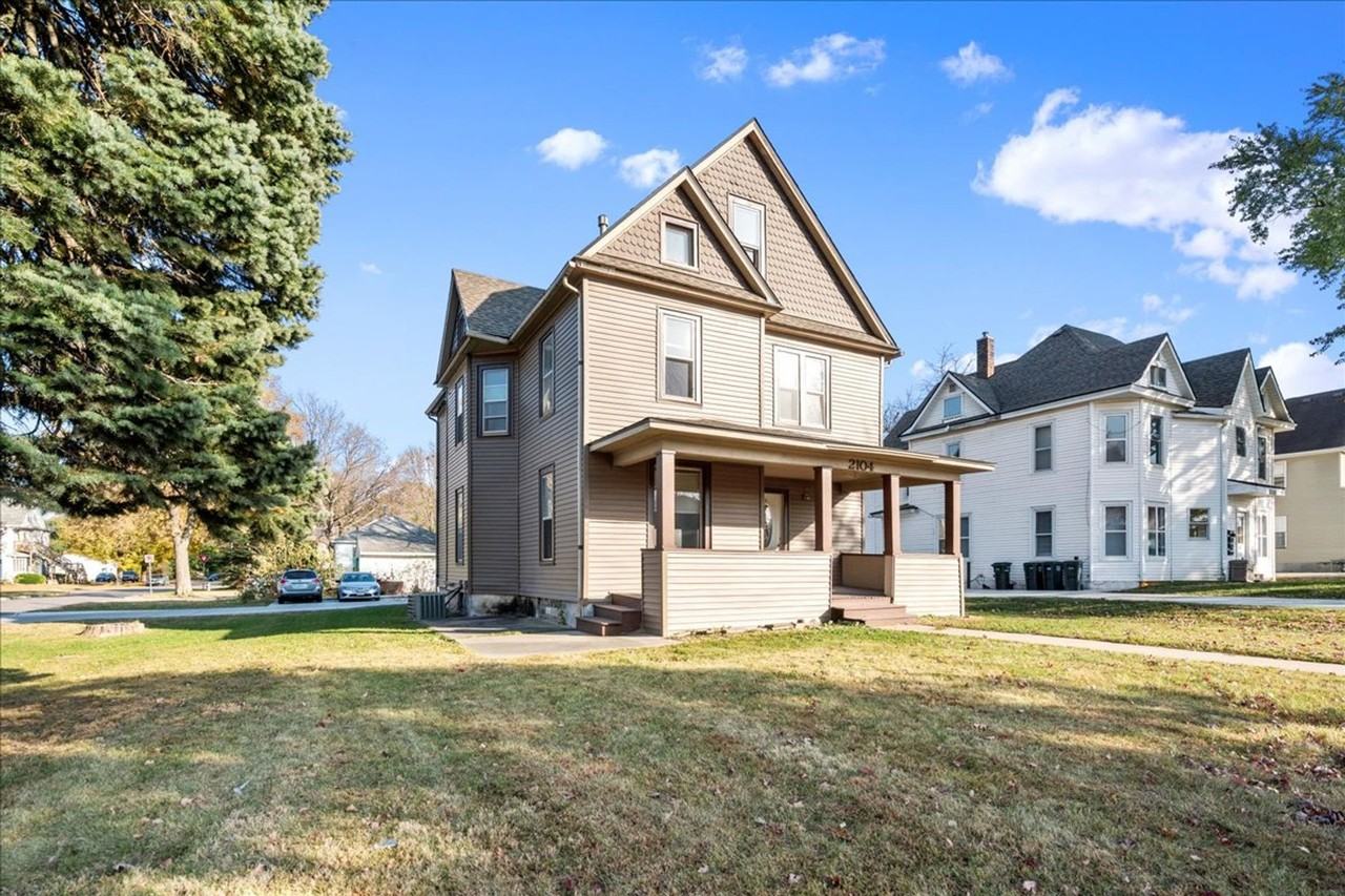 2104 College St - Photo 2 of 16