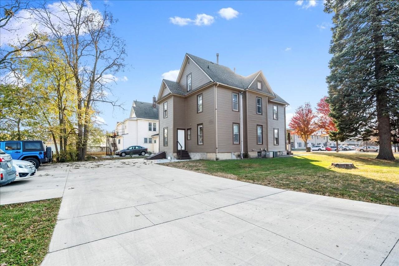 2104 College St - Photo 4 of 16