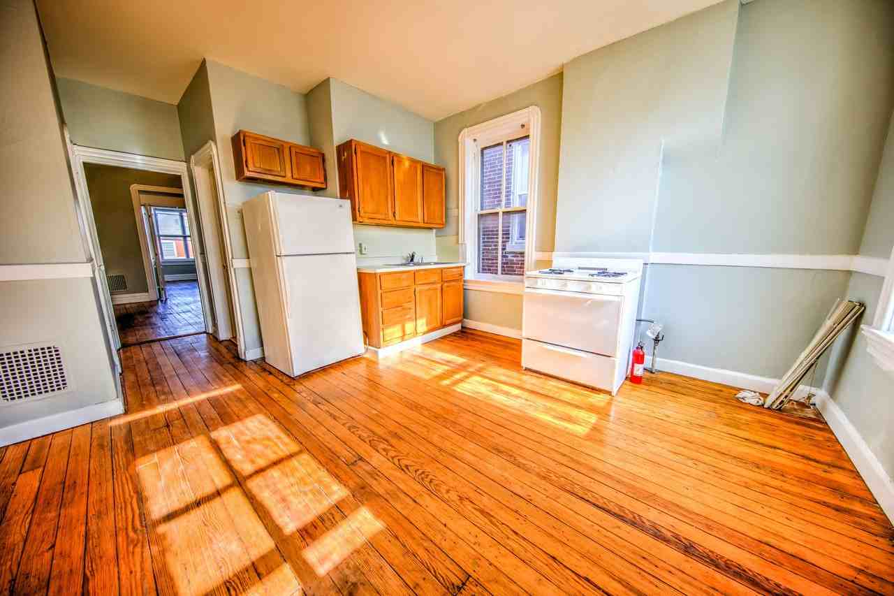 Very nice spacious 1 bedroom 1 bath with hardwood throughout and located in a great city neighborhood! - Photo 4 of 13