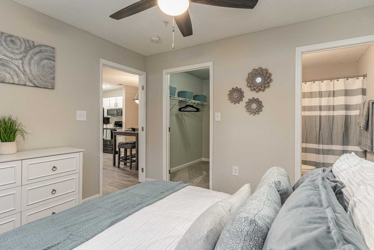 Litchfield Oaks Apartments - Photo 6 of 37