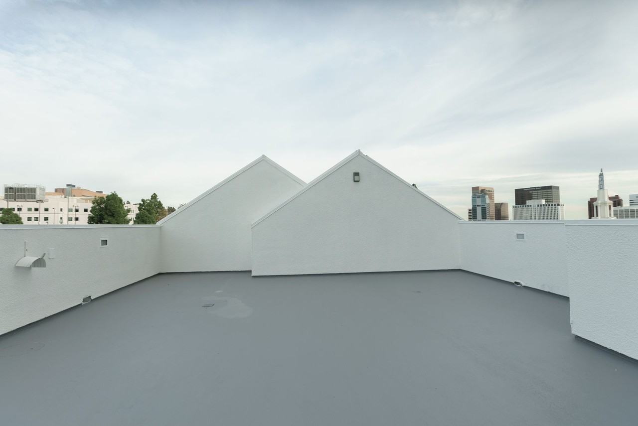 747 Gayley Ave - Photo 3 of 33