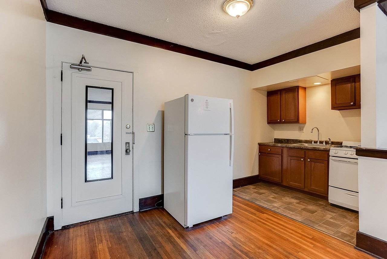 Lakesbury Apartments | Leasing Studio, Alcove, & 1 - Photo 4 of 15